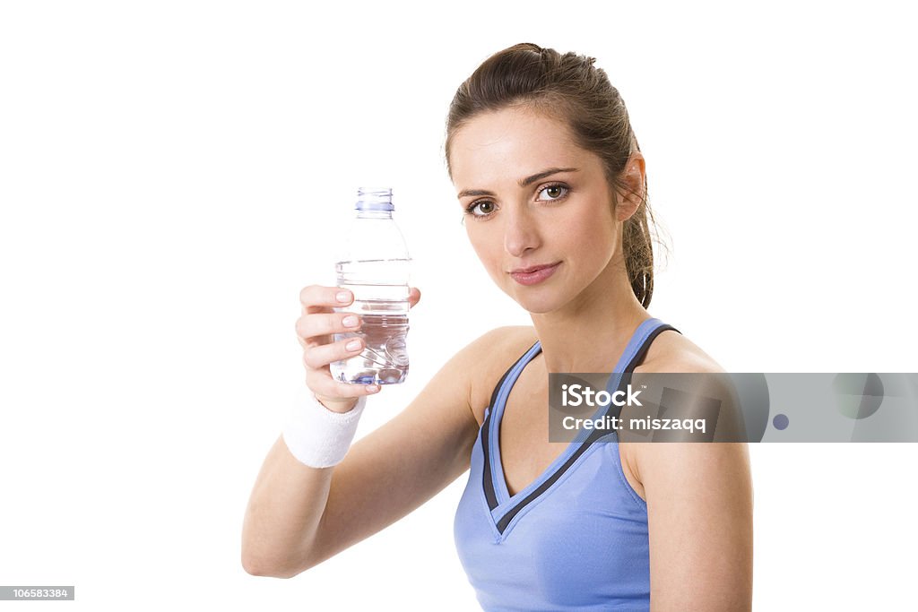 Jovem atraente mulher em fitness top dá Garrafa de água, isolados - Royalty-free Adulto Foto de stock