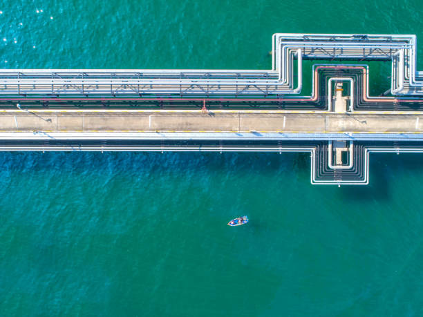 oleoducto en el mar. vista aérea y vista superior. - supertanker fotografías e imágenes de stock