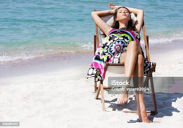 Giovane Bella Donna Rilassante Sulla Spiaggia - Fotografie stock e altre immagini di Abbronzarsi - Abbronzarsi, Acqua, Adulto