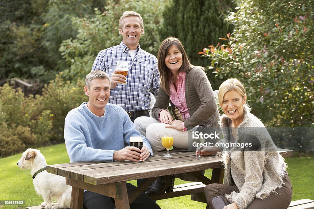 Groupe d'amis à l'extérieur en profitant de boissons de Pub sur le jardin - Photo de Adulte d'âge mûr libre de droits