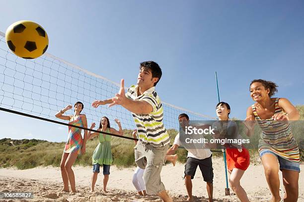 Teenage Amigos Jugando Voleibol En La Playa Foto de stock y más banco de imágenes de Vóleibol de playa - Vóleibol de playa, Grupo de personas, Juego de vóleibol