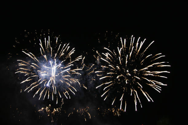 una vista de algunos fuegos artificiales en el parque de battersea - battersea park fotografías e imágenes de stock