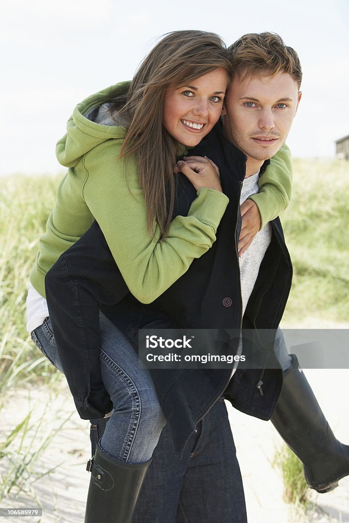 Człowiek daje kobieta Nosić na barana w Dunes - Zbiór zdjęć royalty-free (20-29 lat)
