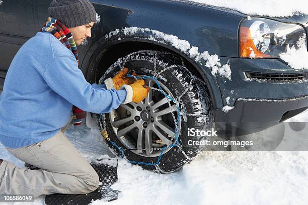 Mann Putting Schnee Ketten Auf Die Reifen Des Autos Stockfoto und mehr Bilder von Schneekette