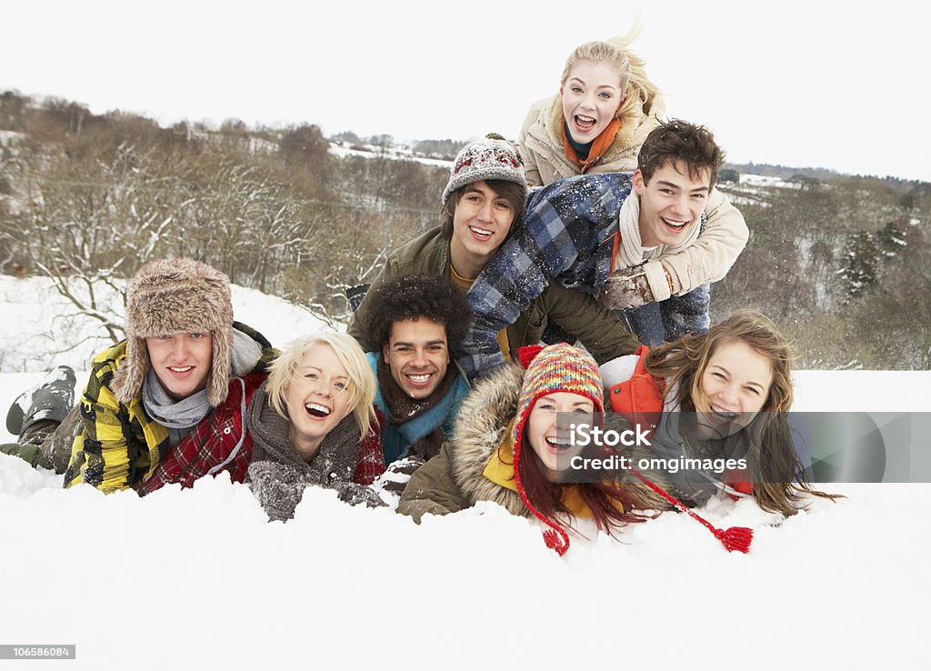 Gruppo di adolescenti di amici che si diverte nel paesaggio di neve - Foto stock royalty-free di Adolescente