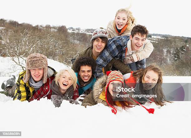 Gruppo Di Adolescenti Di Amici Che Si Diverte Nel Paesaggio Di Neve - Fotografie stock e altre immagini di Adolescente