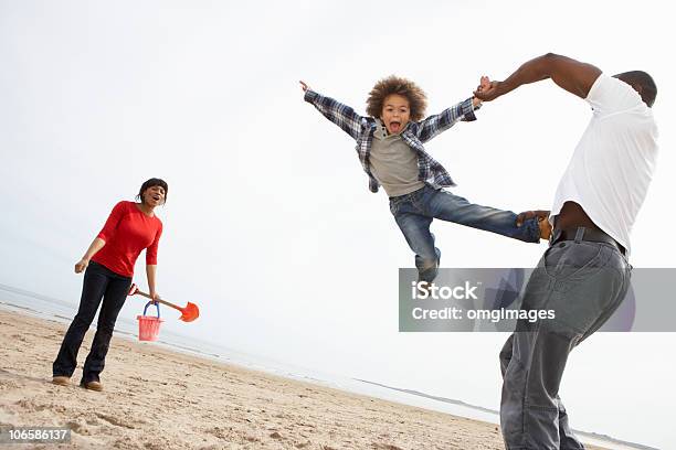 若い家族でリラックスしたビーチのキャンプ - 子供のストックフォトや画像を多数ご用意 - 子供, 揺り動かす, 親