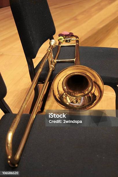 Photo libre de droit de Trombone banque d'images et plus d'images libres de droit de Trombone - Cuivre - Trombone - Cuivre, Chaise, Cuivre - Instrument à vent