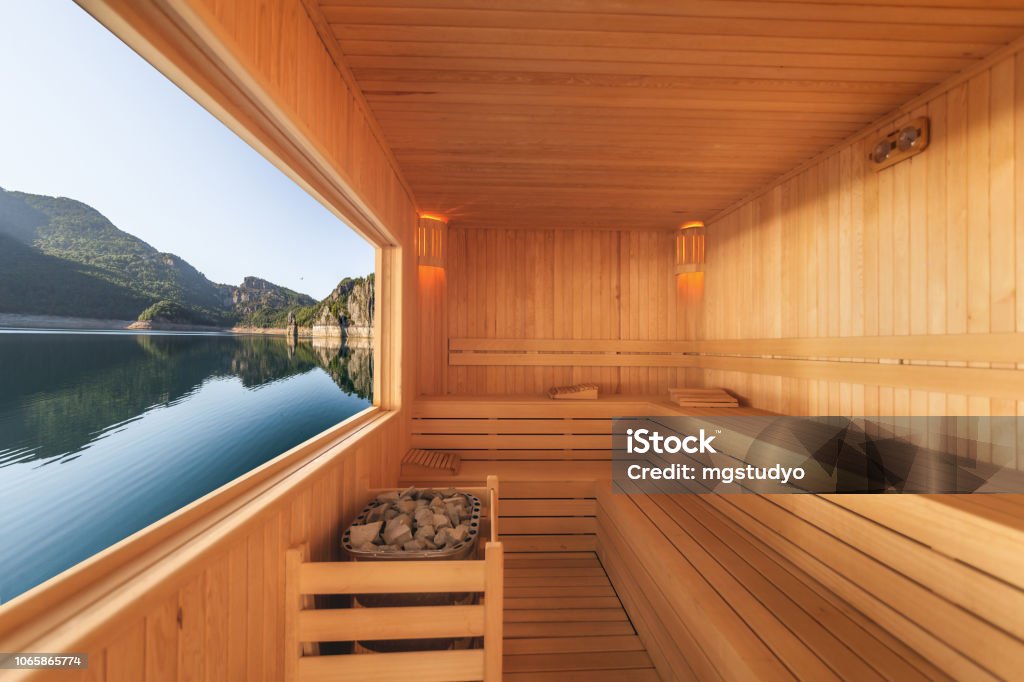 Sauna con vista su montagna e lago - Foto stock royalty-free di Sauna