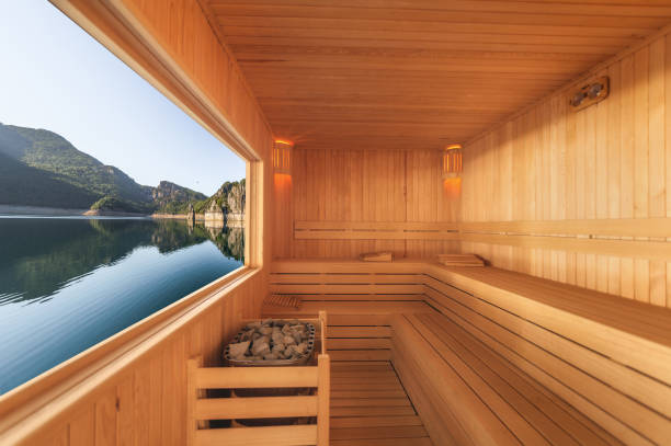 sauna com vista montanha e lago - luxury hotel looking through window comfortable - fotografias e filmes do acervo