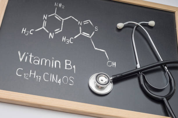 wzór chemiczny witaminy b1 narysowany na tablicy wraz ze stetoskopem, obraz koncepcyjny - vitamin b1 zdjęcia i obrazy z banku zdjęć