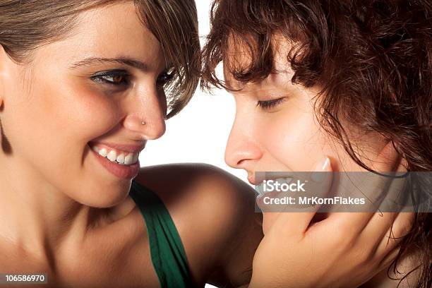 Sorridente Coppia Lesbica - Fotografie stock e altre immagini di Relazione di coppia - Relazione di coppia, Sfondo bianco, 20-24 anni
