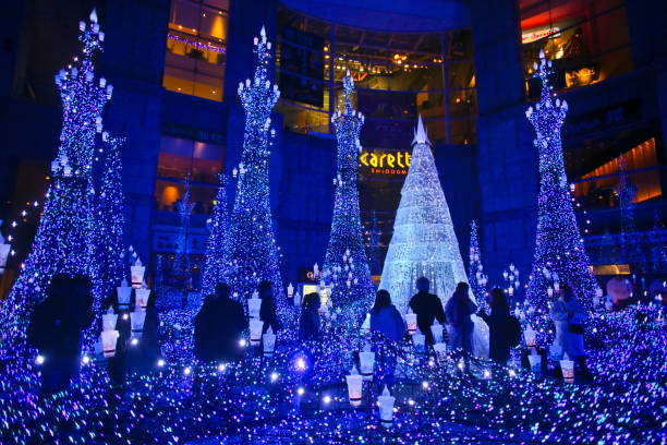 iluminación de navidad en japón - large group of people flash fotografías e imágenes de stock