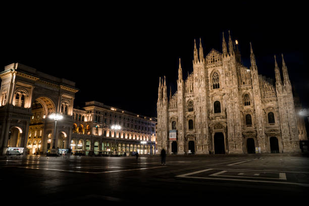 duomo di milano - milan italy cathedral duomo of milan night - fotografias e filmes do acervo