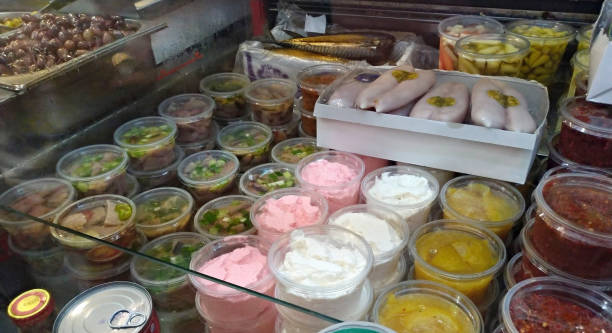 salse, condimenti, pasti pronti da mangiare presso la bancarella del mercato. - spice market israel israeli culture foto e immagini stock