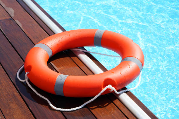 galleggiante anello piscina a vita rossa - beach rope nautical vessel harbor foto e immagini stock