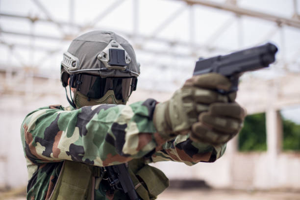 soldado de fortuna - airsoft fotografías e imágenes de stock