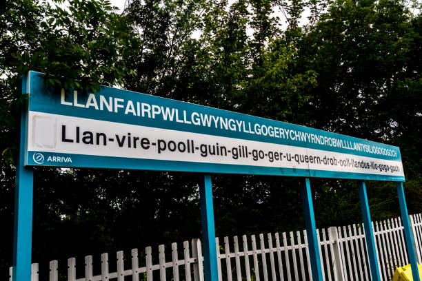 Editorial, Arriva Trains Station Platform sign for llanfairpwllgwyngyllgogerychwyrndrobwllllantysiliogogogoch - fotografia de stock