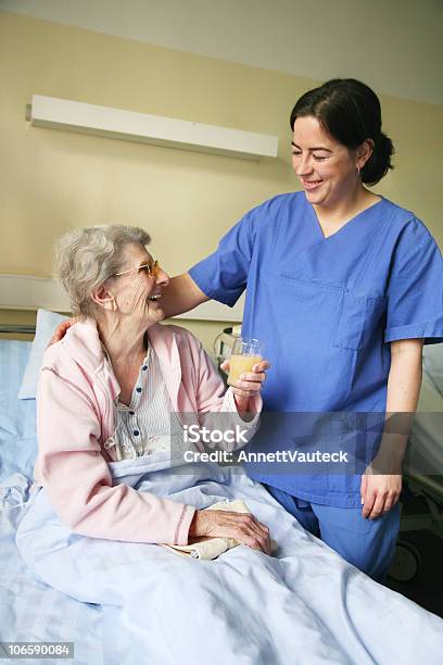 歳の女性の病院 - 2人のストックフォトや画像を多数ご用意 - 2人, 80代, カラー画像