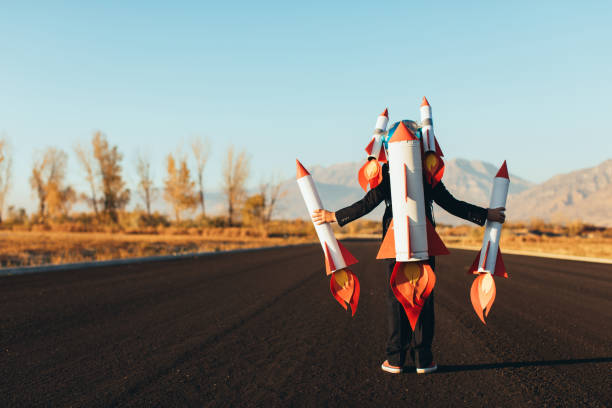 geschäftskunden junge holding raketen - taking off business creativity adventure stock-fotos und bilder