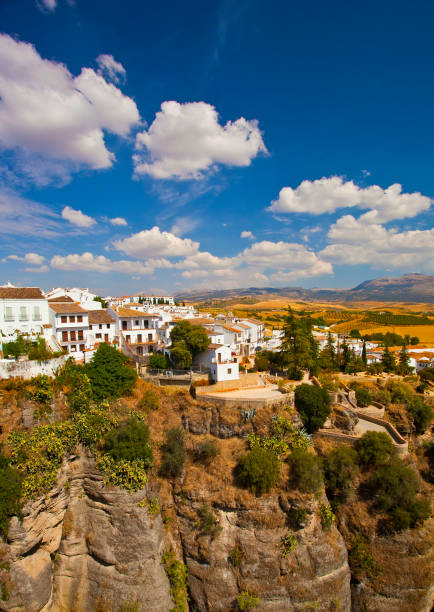 casas en el borde de un abismo en la ciudad de rhonda - ronda spain rhonda bridge fotografías e imágenes de stock