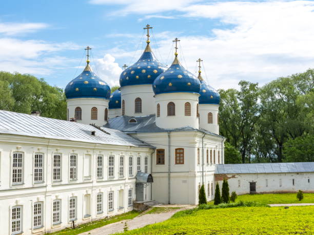 st. george es (yuriev) monastery, veliky novgorod, russland - novgorod stock-fotos und bilder