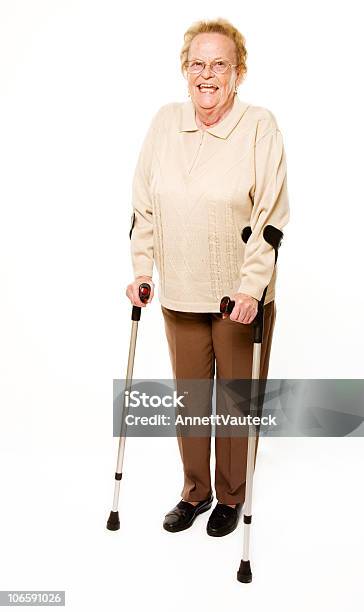 Mulher Idosa Com Crutches - Fotografias de stock e mais imagens de Figura para recortar - Figura para recortar, Muleta, Andar