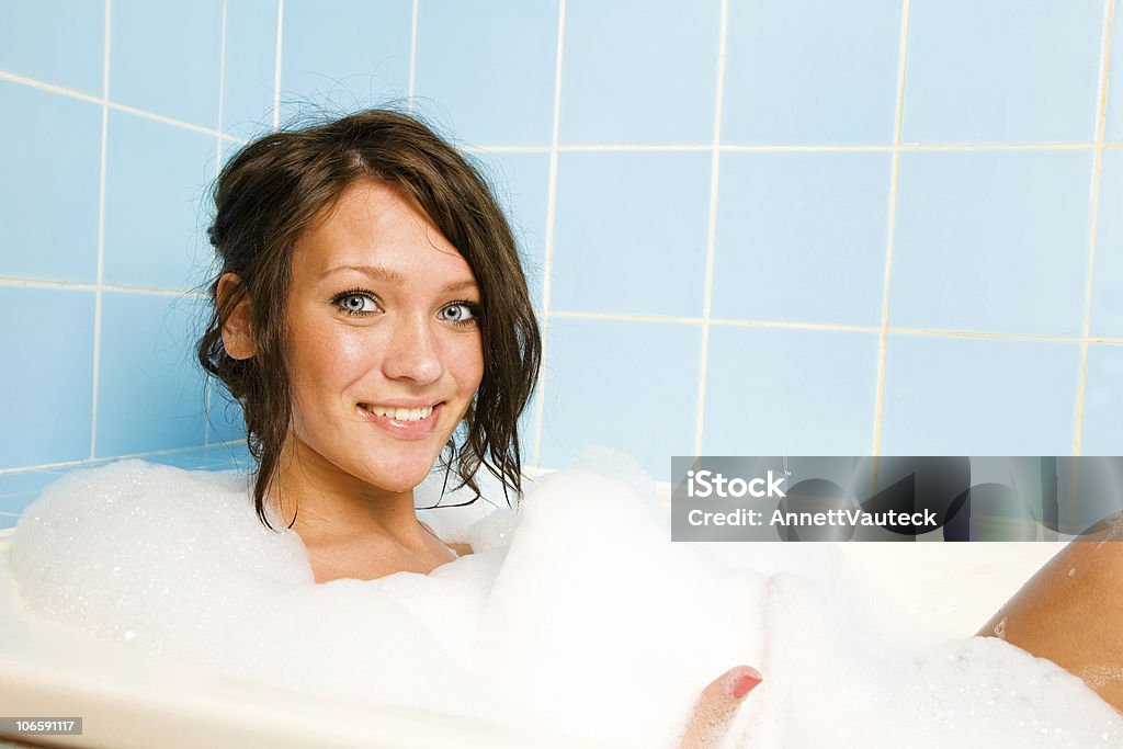 Nella vasca da bagno - Foto stock royalty-free di Adulto