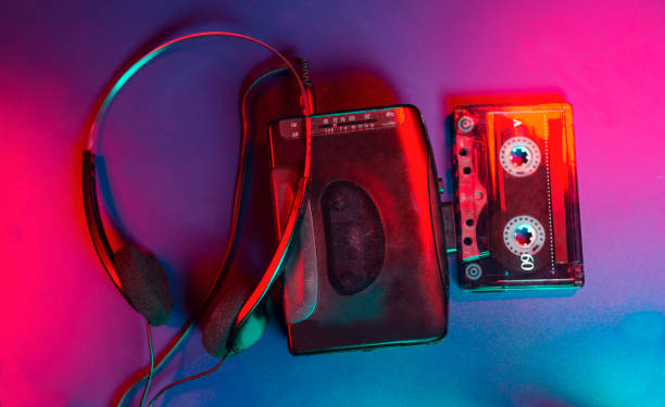 retrô casette jogador conectado ao fone de ouvido está pronto para jogar dos anos 80 music - personal cassette player - fotografias e filmes do acervo