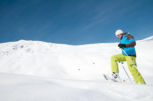 trekking im schnee - snowshoeing snowshoe women shoe stock-fotos und bilder