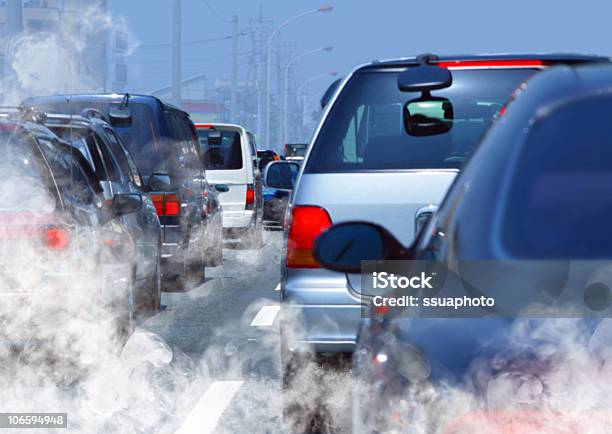 El Tráfico Foto de stock y más banco de imágenes de Contaminación del aire - Contaminación del aire, Contaminación ambiental, Coche