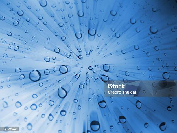 Foto de Raindrops e mais fotos de stock de Em cima de - Em cima de, Esparramar líquido, Mover para baixo