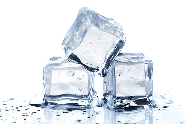trois fondre les glaçons - ice cube clean transparent cold photos et images de collection