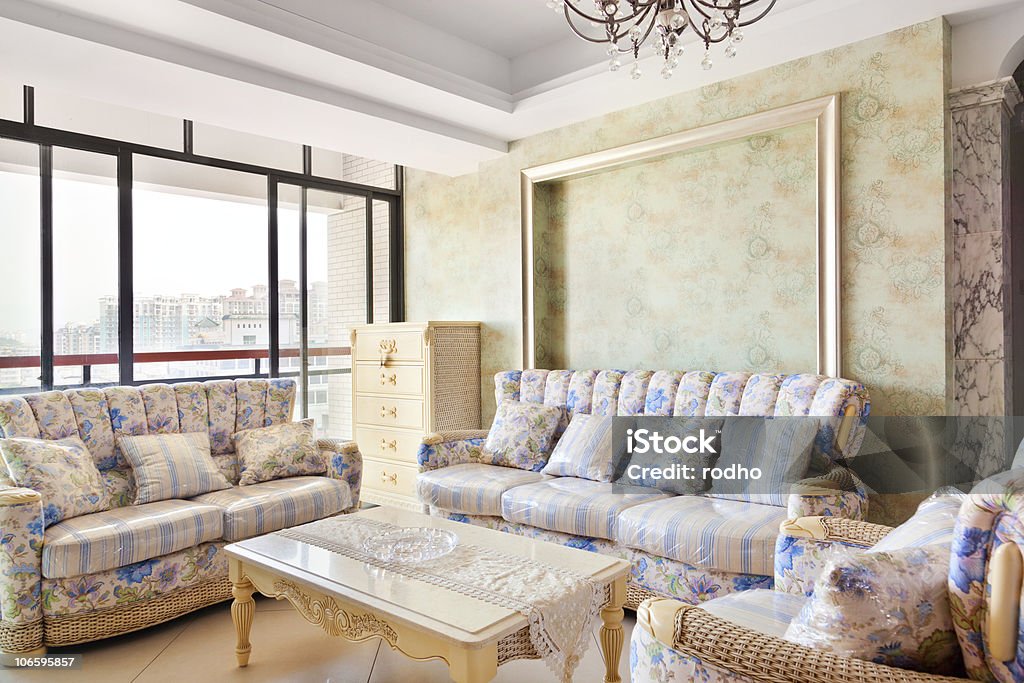 Современный интерьер с диваном и столом - Стоковые фото Архитектура роялти-фри
