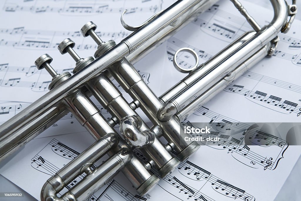 Крупный план серебряный trumpet на фоне music notes - Стоковые фото Без людей роялти-фри