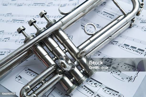 Крупный План Серебряный Trumpet На Фоне Music Notes — стоковые фотографии и другие картинки Без людей