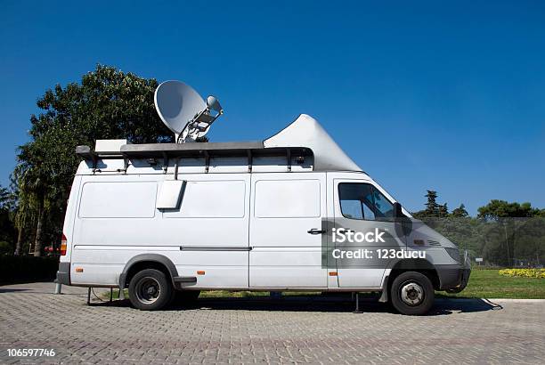 Samochód Transmisji - zdjęcia stockowe i więcej obrazów Minivan - Minivan, Transmisja, Antena satelitarna