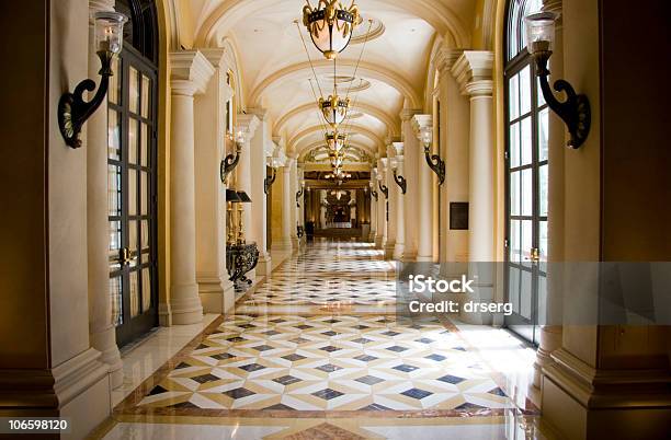 Foto de Luxo Clássico Colonnade Corredor e mais fotos de stock de Mansão - Mansão, Interior, Corredor
