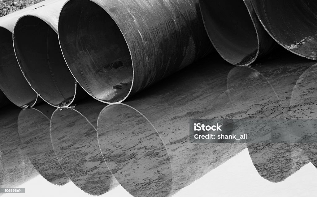 rusty tuberías de acero en mono - Foto de stock de Abandonado libre de derechos