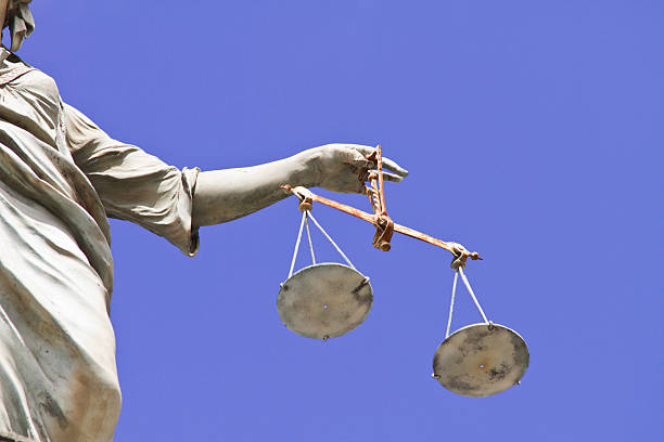 balança da justiça - weight scale justice legal system scales of justice - fotografias e filmes do acervo