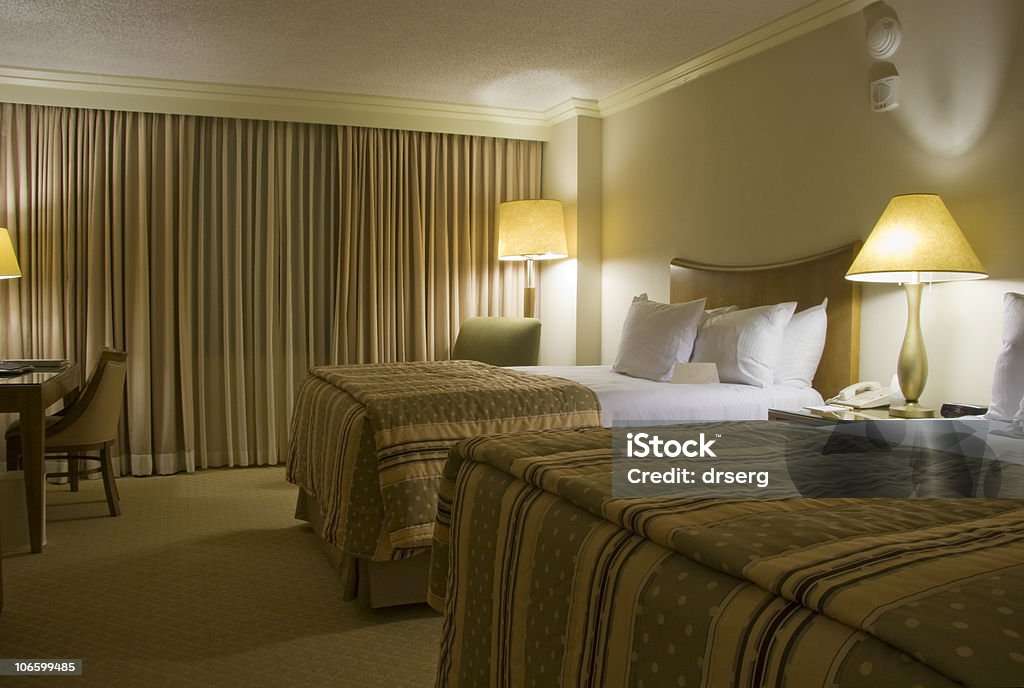 침대 2개 침실 세 개의 램프 - 로열티 프리 0명 스톡 사진