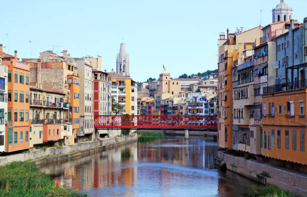 colorful houses on both sides of the river onyar. red bridge. beautiful town of girona, catalonia, spain. - spain gerona architecture building exterior imagens e fotografias de stock