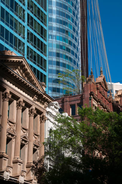 pitt st calles con edificios modernos e histórico - pitt street mall fotografías e imágenes de stock