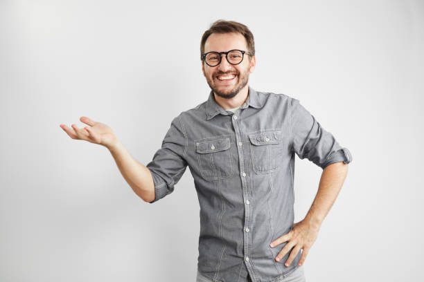 warum nutzen sie nicht dieses exemplar, es ist kostenlos! - isolated cheerful businessman smiling stock-fotos und bilder