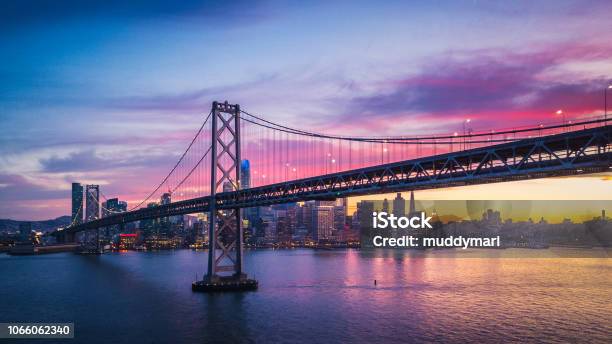 Vista Aérea De La Ciudad De San Francisco Y El Puente De La Bahía Con Colorida Puesta Del Sol California Usa Foto de stock y más banco de imágenes de San Francisco