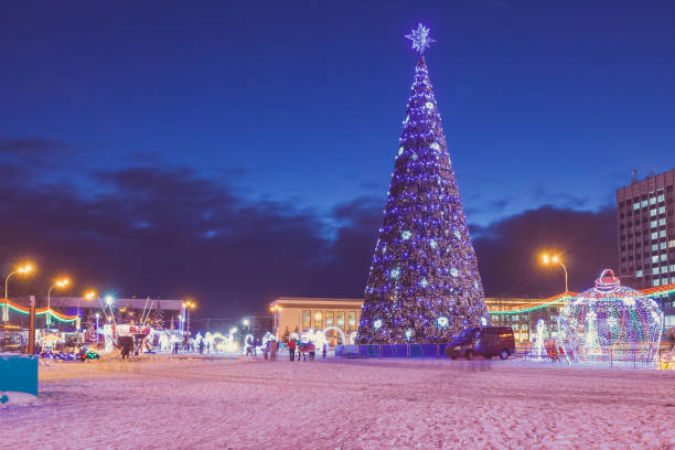istock Evening in the town square with a Christmas tree 1066086010