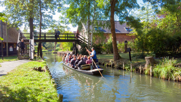 슈프레발트 뤼 베 나 우, lehde-숲 강에 다리에서 보트 관광 - spreewald 뉴스 사진 이미지