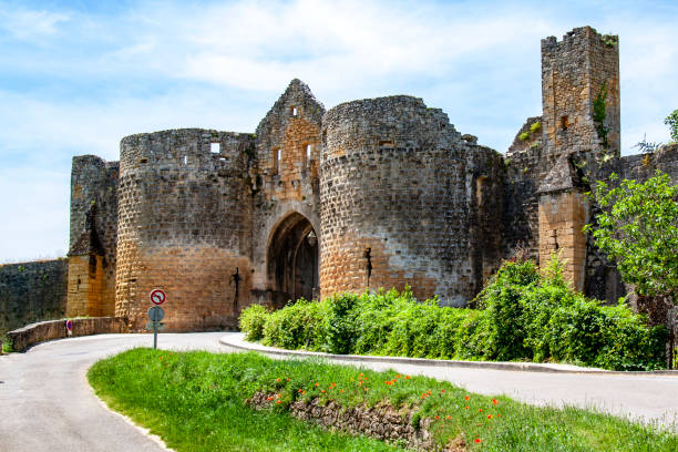 Domme. The gate of the towers. Dordogne. New Aquitaine Shot of the Porte des Tours, entrance to the bastide of Domme, built in the thirteenth century, zoom 18/135, 200 iso, f 8, 1/160 second sarlat la caneda stock pictures, royalty-free photos & images