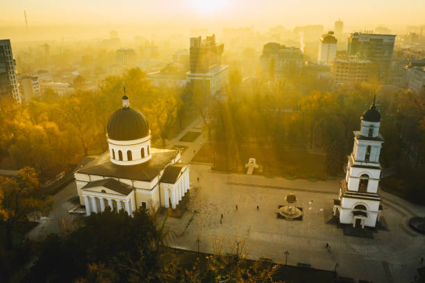 salida del sol sobre chisinau, república de moldova. catedral metropolitana de chisinau en central park - moldavia fotografías e imágenes de stock