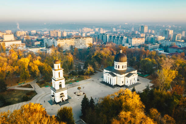 por encima de chisinau al atardecer. chisinau es la capital de la república de moldova - moldavia fotografías e imágenes de stock